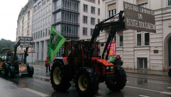 "85% der Landwirte in der EU im Besitz der Konzerne, 14% bei den Bauern. Wie lange noch?"