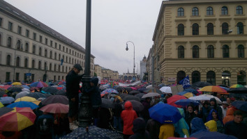 Mindestens 25000 CETA-Gegner auf dem Münchner Odeonsplatz