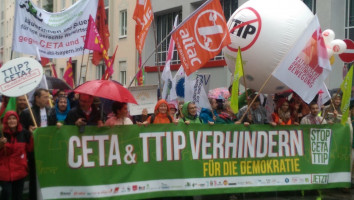 "CETA & TTIP verhindern, für die Demokratie" fordert das Bündnis aus mindestens 30 Organisationen. Auch die SPD-EU-Abgeordnete Maria Noichl (unter dem roten Regenschirm) sprach sich als Rednerin gegen CETA aus,