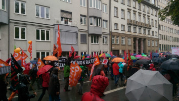 Die "Demokratie" tragen hier CETA-Demonstranten in einem Sarg zu Grabe.