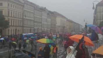 Dauerregen hielt die Zivilgesellschaft nicht vom Protest gegen CETA ab.