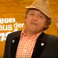 Erwin Pelzig hat so viele Fragen, wir auch
