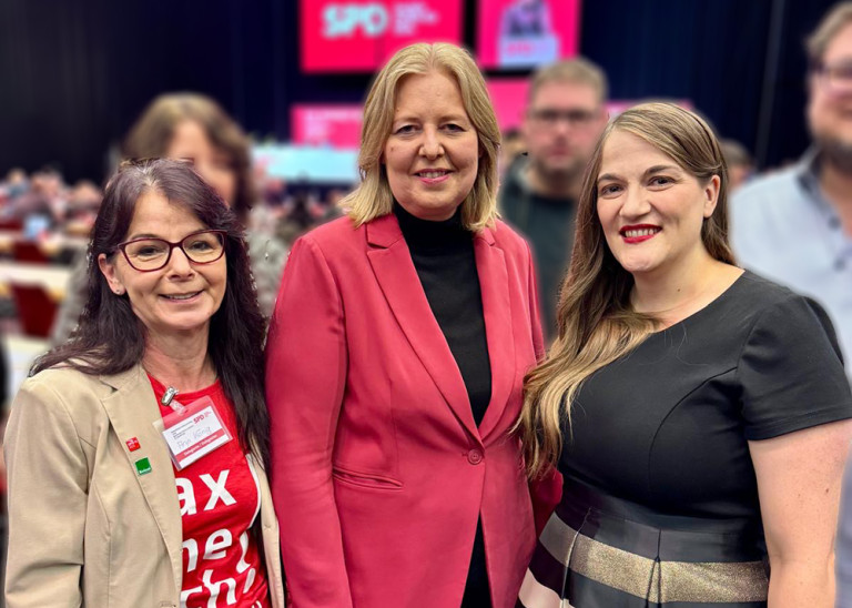 DL21 Bayern-Vorsitzende Anja König mit der SPD-Parteivorsitzenden Bärbel Bas und der SPD-Landesvorsitzenden Ronja Endres auf dem Landesparteitag in Landshut.